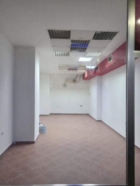 Tirane, jepet me qera dyqan Kati 0, 42 m² 320 Euro (marteniteti i vjeter)