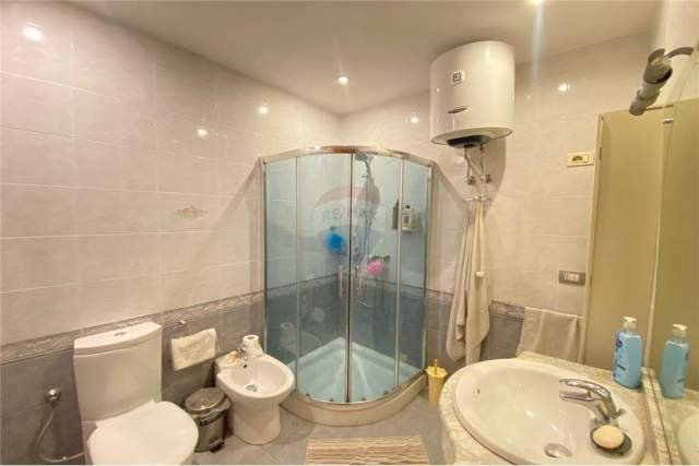 Tirane, jepet me qera apartament 2+1+A Kati 7, 109 m² 450 Euro (Qemal Stafa)