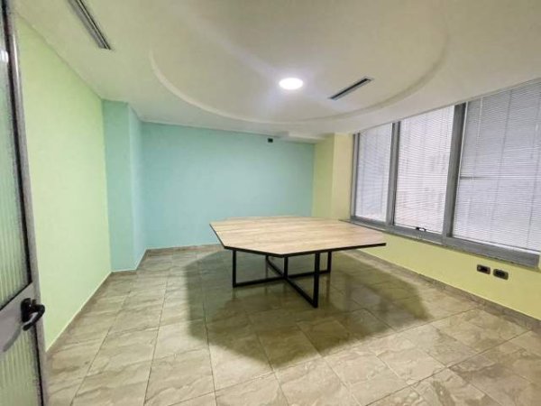 Tirane, jepet me qera ambjent biznesi Kati 1, 350 m² 2.500 Euro (Bulevardi Zogu I)