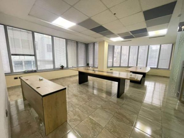 Tirane, jepet me qera ambjent biznesi Kati 1, 350 m² 2.500 Euro (Bulevardi Zogu I)