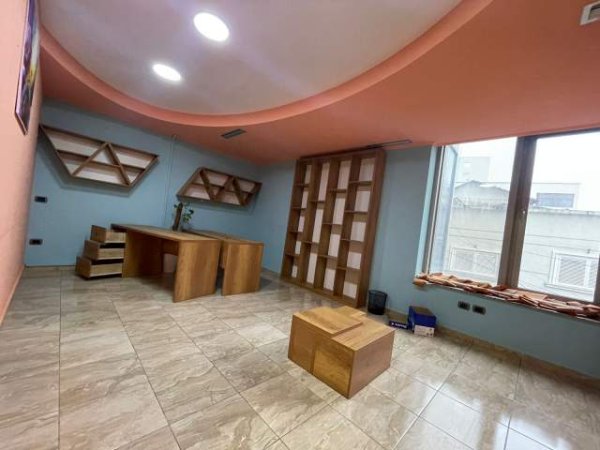 Tirane, jepet me qera ambjent biznesi Kati 1, 350 m² 2.500 Euro (Bulevardi Zogu I)