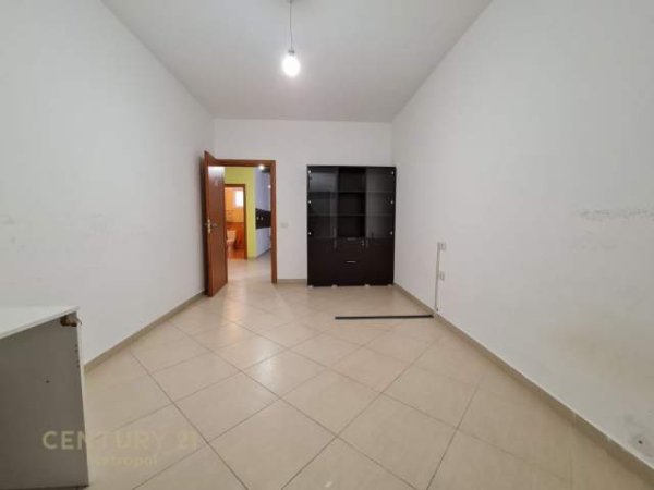Tirane, jepet me qera ambjent biznesi Kati 1, 130 m² 600 Euro