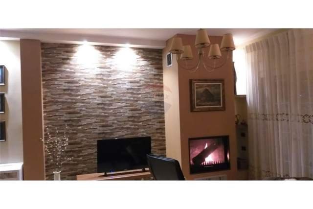Tirane, jepet me qera apartament 1+1 Kati 3, 105 m² 500 Euro (rruga e barrikadave)