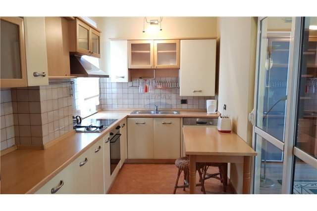 Tirane, jepet me qera apartament 1+1 Kati 3, 105 m² 500 Euro (rruga e barrikadave)