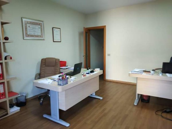 Tirane, jepet me qera zyre 130 m² 130.000 Leke