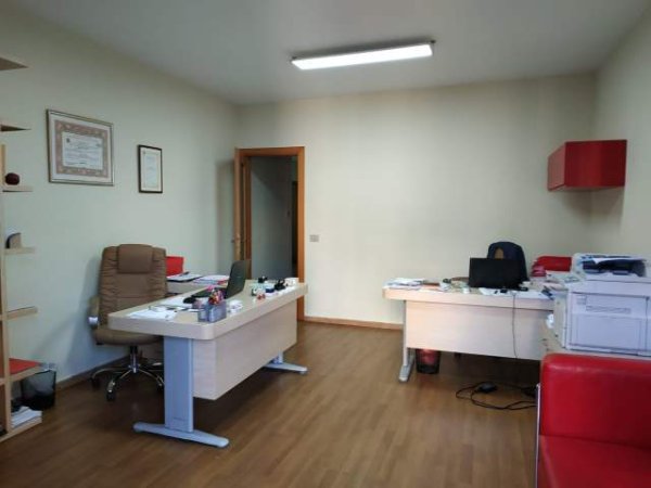 Tirane, jepet me qera zyre 130 m² 130.000 Leke
