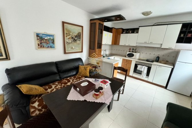 Tirane, jepet me qera Vile 3 Katshe Kati 3, 200 m² 750 € (Ali Demi)