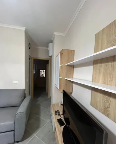 Tirane, jepet me qera apartament 1+1+Ballkon Kati 1, 50 m² 350 € (Fresk rruga Xhon Belushi)
