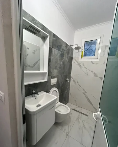 Tirane, jepet me qera apartament 1+1+Ballkon Kati 1, 50 m² 350 € (Fresk rruga Xhon Belushi)