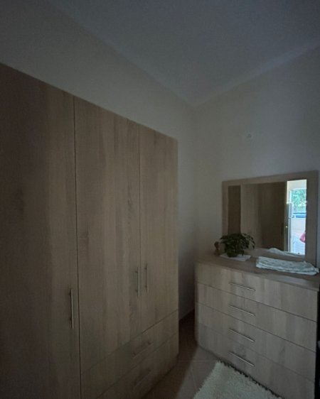 Tirane, jepet me qera apartament 1+1+Ballkon Kati 1, 50 m² 350 € (Fresk rruga Xhon Belushi)