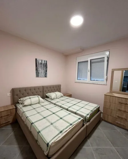 Tirane, jepet me qera apartament 1+1+Ballkon Kati 1, 50 m² 350 € (Fresk rruga Xhon Belushi)