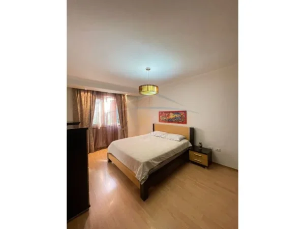 Tirane, jepet me qera apartament duplex Dublex Kati 3, 1.100 € 