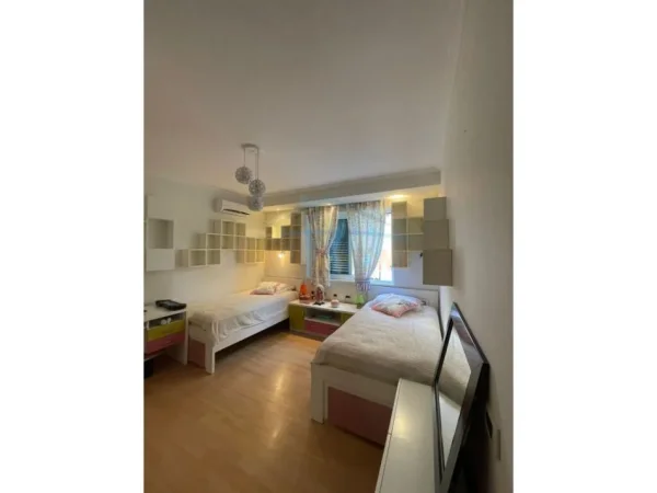 Tirane, jepet me qera apartament duplex Dublex Kati 3, 1.100 € 