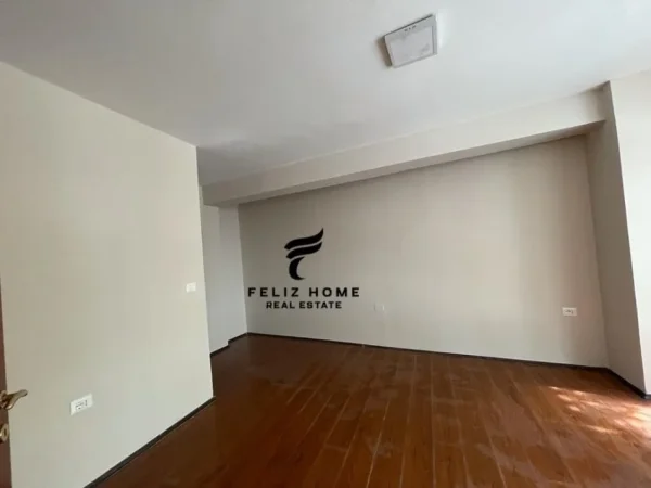 Tirane, jepet me qera zyre Kati 2, 80 m² 700 € (RRUGA MINE PEZA)