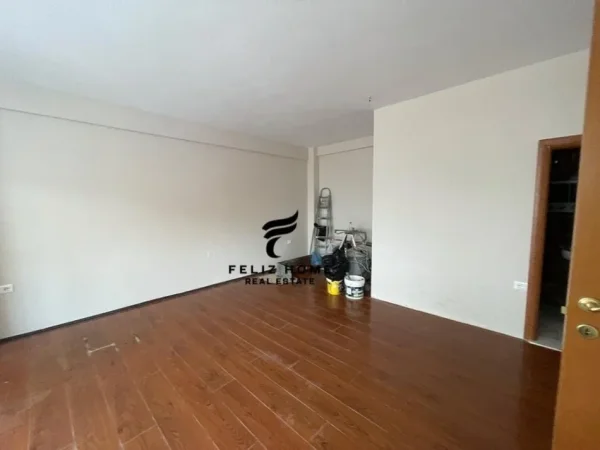 Tirane, jepet me qera zyre Kati 2, 80 m² 700 € (RRUGA MINE PEZA)