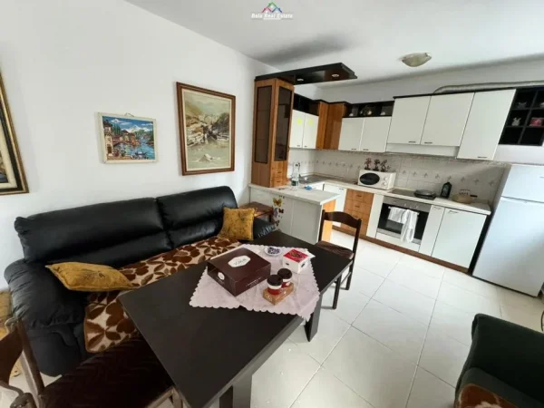 Tirane, jepet me qera Vile 3+1 Kati 1, 200 m² 750 € (ali demi)