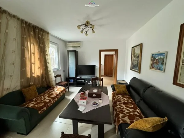 Tirane, jepet me qera Vile 3+1 Kati 1, 200 m² 750 € (ali demi)