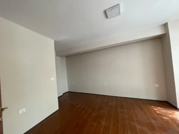 Tirane, jepet me qera ambjent biznesi Kati 2, 80 m² 700 € (Mine Peza)