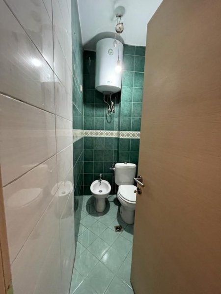 Tirane, jepet me qera ambjent biznesi Kati 2, 80 m² 700 € (Mine Peza)