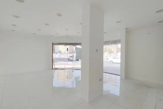 Tirane, shes dyqan Kati 0, 81 m² 340.000 € (xhamllik)