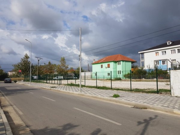 Tirane, jepet me qera toke , 1.200 m² (rruga albanet, Valias)