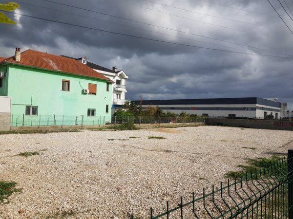 Tirane, jepet me qera toke , 1.200 m² (rruga albanet, Valias)