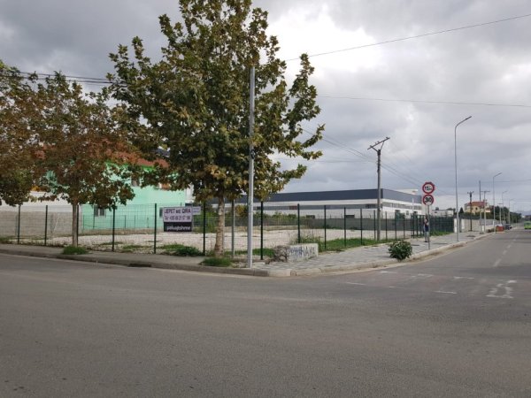 Tirane, jepet me qera toke , 1.200 m² (rruga albanet, Valias)
