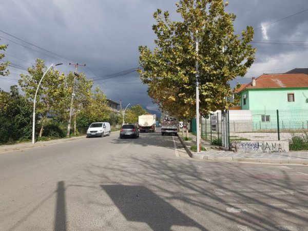 Tirane, jepet me qera toke , 1.200 m² (rruga albanet, Valias)