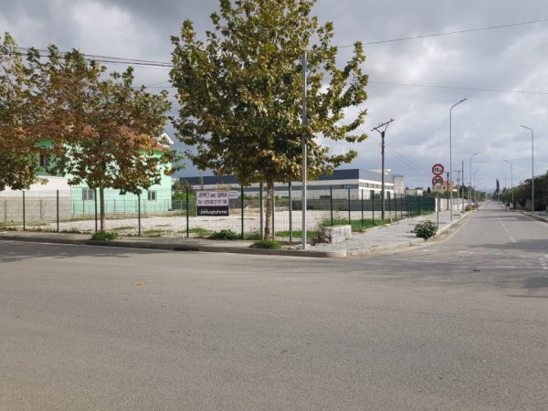 Tirane, jepet me qera toke , 1.200 m² (rruga albanet, Valias)