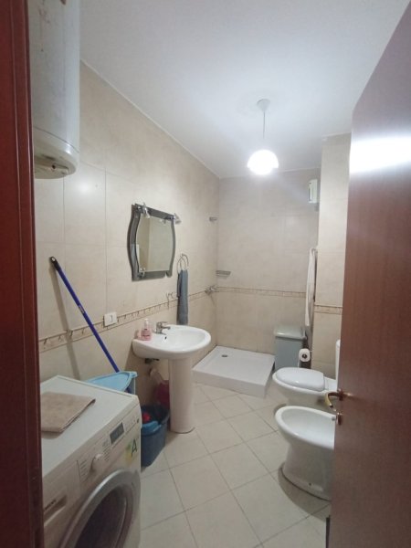 Tirane, jepet me qera apartament 2+1+Aneks+Ballkon Kati 3, 114 m² 700 € (zogu i zi)