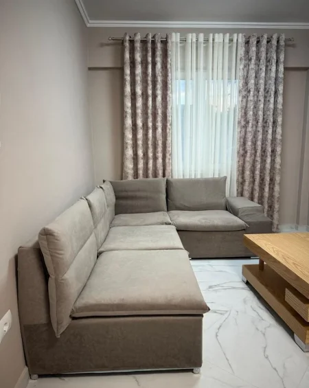 Tirane, jepet me qera apartament 1+1 Kati 1, 58 m² 400 € (Senatoruim)