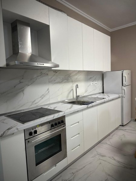 Tirane, jepet me qera apartament 1+1 Kati 1, 58 m² 400 € (Senatoruim)