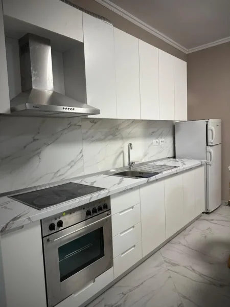Tirane, jepet me qera apartament 1+1 Kati 1, 58 m² 400 € (Senatoruim)