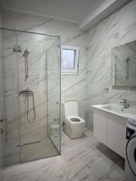Tirane, jepet me qera apartament 1+1 Kati 1, 58 m² 400 € (Senatoruim)