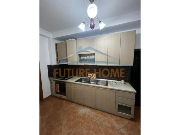 Tirane, jepet me qera apartament 2+1 Kati 2, 80 m² 700 € (Sheshi Willson)