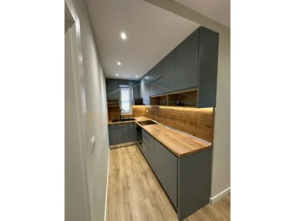 Tirane, jepet me qera apartament 1+1 Kati 5, 44 m² 1.000 € (Bllok)