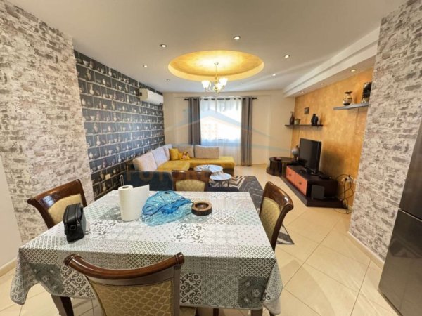 Tirane, jepet me qera apartament 2+1 Kati 5, 92 m² 900 € (Air Albania)