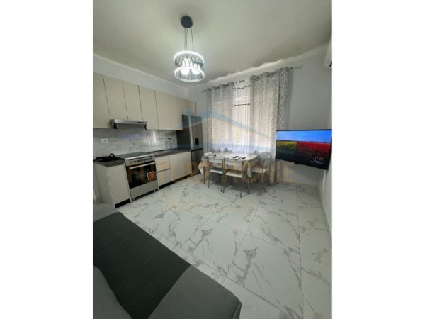 Tirane, jepet me qera apartament 1+1 Kati 2, 60 m² 570 € (Rruga Barrikadave)
