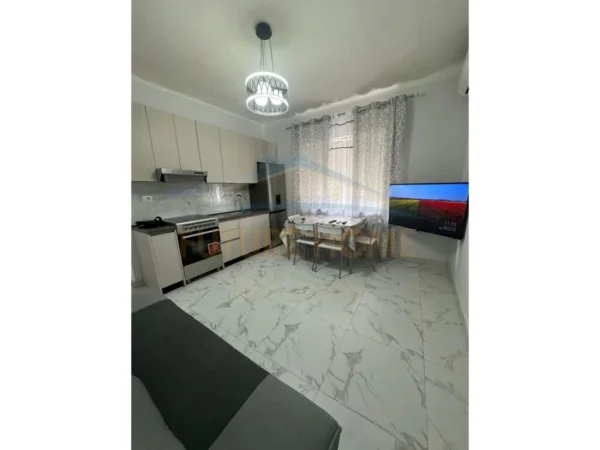 Tirane, jepet me qera apartament 1+1 Kati 2, 60 m² 570 € (Rruga Barrikadave)