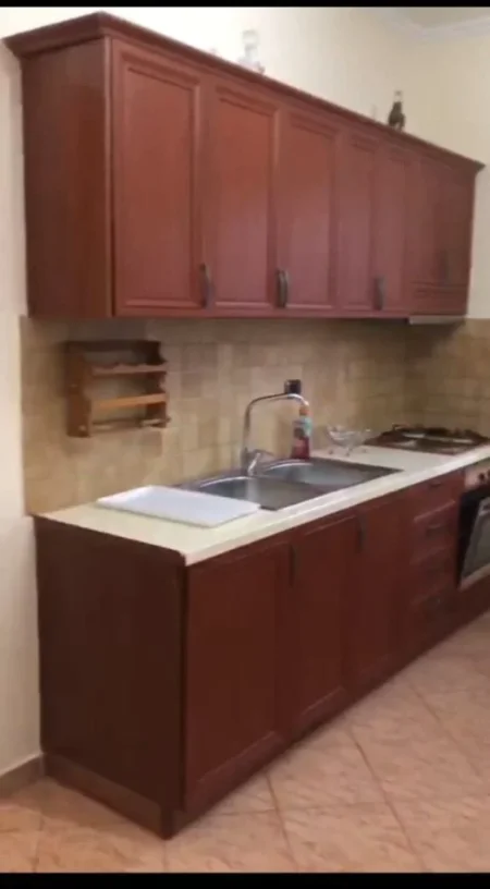 Tirane, jepet me qera apartament 1+1 Kati 1, 60 m² (Pran Shkolles Naim Frasheri,Ish Parku)