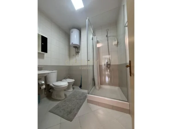 Tirane, jepet me qera apartament 2+1+Aneks+Ballkon Kati 6, 82 m² 750 € (Jordan misja)