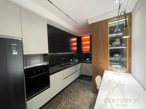 Tirane, jepet me qera apartament 2+1+Aneks+Ballkon Kati 5, 163 m² 2.000 € (Kopshti zologjik)