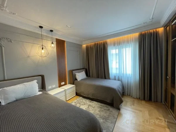 Tirane, jepet me qera apartament 2+1+Aneks+Ballkon Kati 5, 163 m² 2.000 € (Kopshti zologjik)
