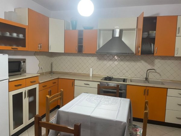 Tirane, jepet me qera apartament 2+1 Kati 2, 112 m² 700 € (Zogu i Zi)