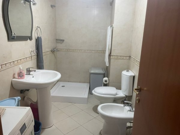 Tirane, jepet me qera apartament 2+1 Kati 2, 112 m² 700 € (Zogu i Zi)
