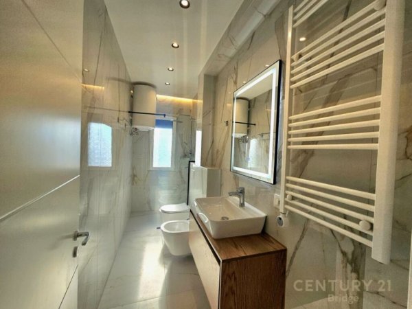 Tirane, jepet me qera apartament 2+1+Aneks+Ballkon Kati 7, 110 m² 1.300 € (Kodra e diellit)
