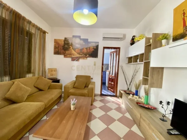 Tirane, jepet me qera apartament 1+1+Aneks+Ballkon Kati 2, 50 m² 580 € (Blloku)
