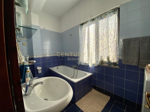 Tirane, jepet me qera apartament 1+1+Aneks+Ballkon Kati 2, 50 m² 580 € (Blloku)