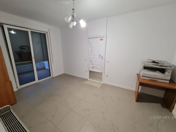 Tirane, shes apartament 1+1+Aneks+Ballkon Kati 1, 250 m² 820.000 € (Garda)