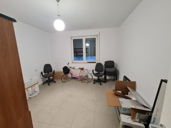 Tirane, shes apartament 1+1+Aneks+Ballkon Kati 1, 250 m² 820.000 € (Garda)